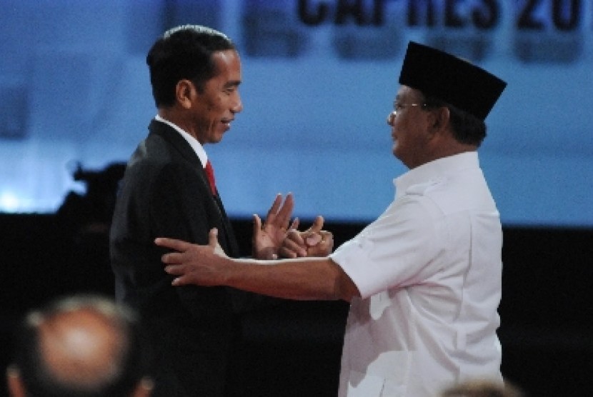 Prabowo Subianto (kanan) berjabat tangan dengan Joko Widodo jelang debat ronde II di Hotel Gran Melia, Jakarta, Ahad (15/6) malam WIB.