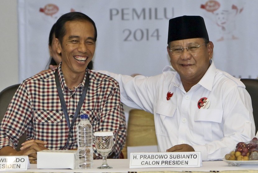 Prabowo Subianto (kanan) bersama Joko Widodo (Jokowi)