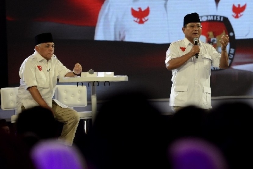 Prabowo Subianto (kanan) dan Hatta Rajasa (kiri) menyampaikan visi misi saat debat final di Jakarta, Sabtu (5/7).