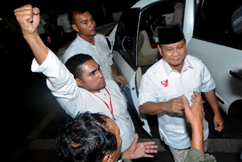 Prabowo Subianto (kanan) mendapat sambutan dari pendukungnya saat tiba di salah satu acara talkshow hasil Pilpres 2014-2019 di Menara Bidakara, Jakarta, Rabu (9/7).