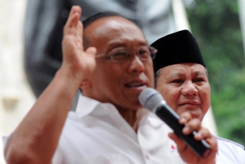 Prabowo Subianto (kanan) menyimak pidato Ketua Umum Partai Golkar Aburizal Bakrie.