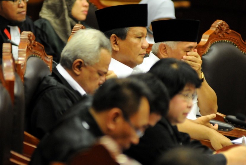 Prabowo Subianto (kedua kanan) didampingi calon wakil presiden Hatta Rajasa (kanan) menjalani sidang perdana perkara Perselisihan Hasil Pemilihan Umum (PHPU) Presiden dan Wakil Presiden Tahun 2014 di Mahkamah Konstitusi (MK), Jakarta, Rabu (6/8). 