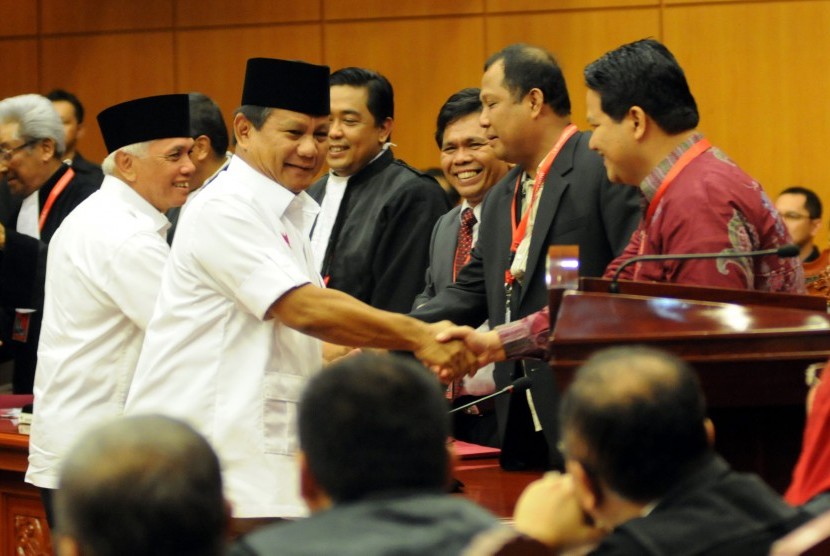 Prabowo Subianto (kedua kiri) didampingi calon wakil presiden Hatta Rajasa (kiri) menjabat tangan jajaran komisioner KPU dan kuasa hukumnya jelang sidang perdana perkara Perselisihan Hasil Pemilihan Umum (PHPU) Presiden dan Wakil Presiden Tahun 2014 di Mah