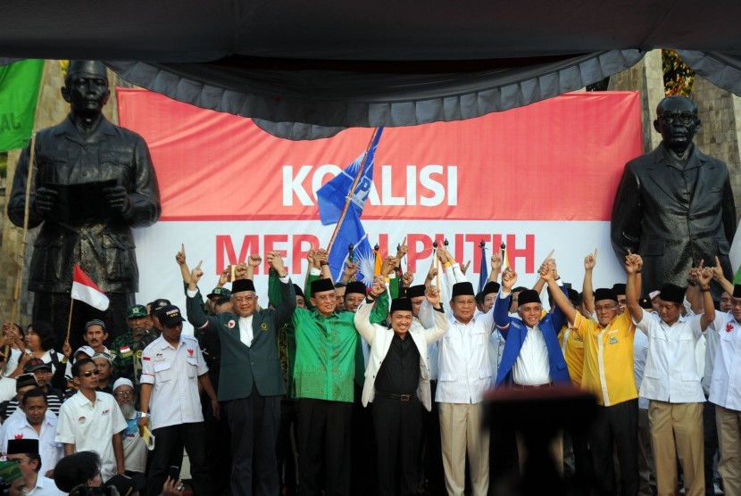 Prabowo Subianto (kelima kanan) berfoto bersama petinggi tujuh partai usai penandatanganan nota kesepakatan Koalisi Permanen Merah Putih yang diwakili Ketua Umum Partai Golkar Aburizal Bakrie (kedua kanan) di Pelataran Tugu Proklamasi, Jakarta, Senin (14/7