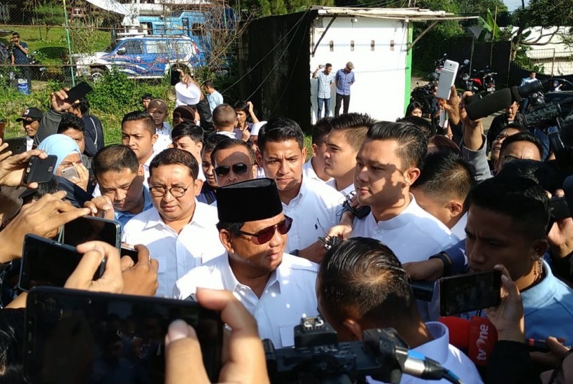 Prabowo Subianto ketika hendak menggunakan hak pilihnya di TPS 041, Desa Bojong, Bogor, Jawa Barat, Rabu (17/4).