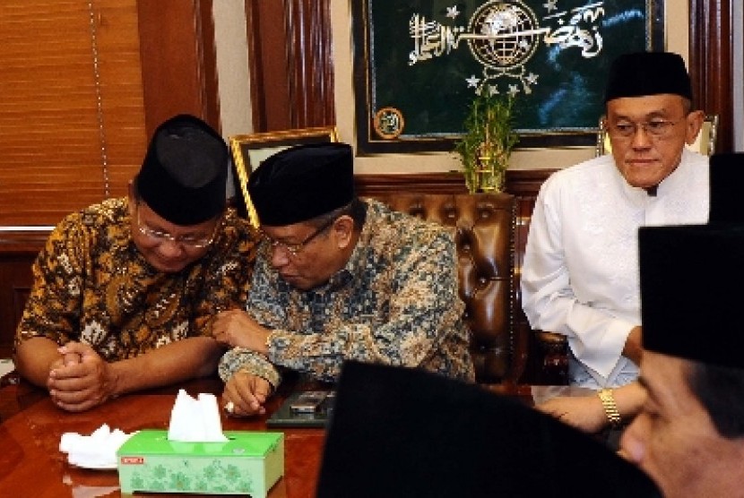 Prabowo Subianto, Ketua PBNU Said Aqil Siroj, Ketum Partai Golkar Aburizal Bakrie berbincang saat bertemu di kantor PBNU, Jakarta, Selasa (15/7). 
