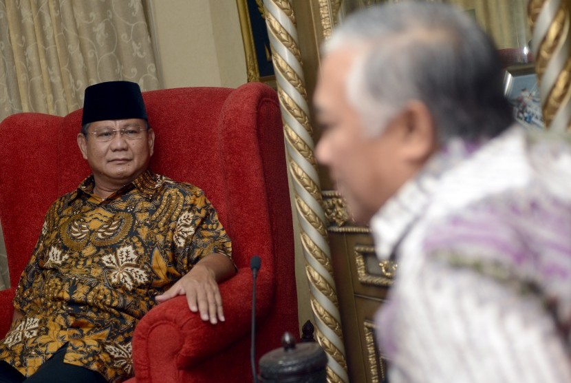 Prabowo Subianto (kiri) bertemu dengan Ketua umum PP Muhammadiyah Din Syamsuddin (kanan) di PP Muhammadyah, Jakarta, Selasa (15/7). 