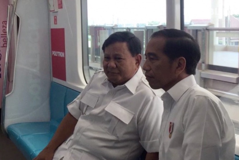 Prabowo Subianto (Kiri) dan Presiden RI, Joko Widodo (Kanan)