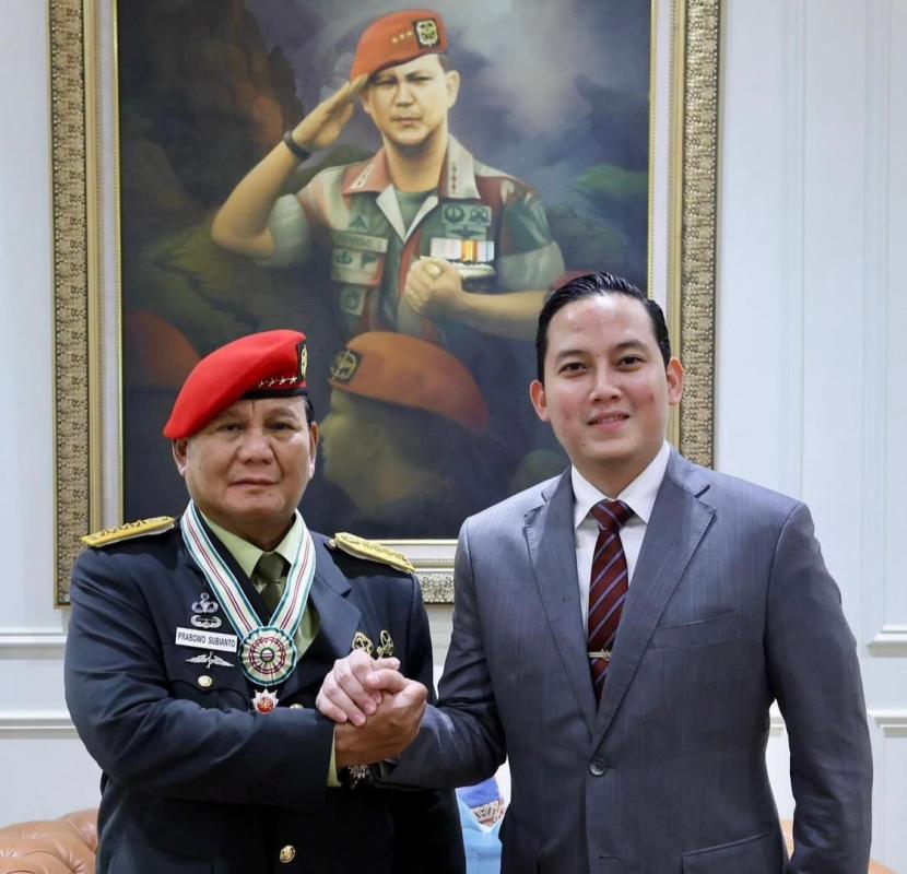 Prabowo Subianto (kiri) dan Sekretaris Pribadi Prabowo Subianto Rizky (kanan). 