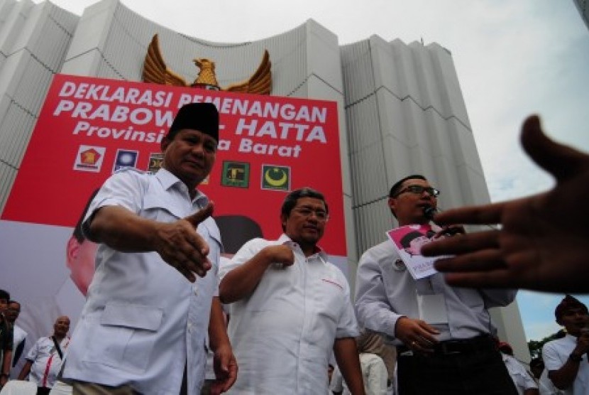 Prabowo Subianto (kiri), didampingi Ketua Tim pemenangan Ahmad Heryawan (tengah), menyalami simpatisan pada Deklarasi Tim Pemenangan Prabowo-Hatta untuk wilayah Jawa Barat di Monumen Perjuangan, Bandung, Jawa Barat, Rabu (28/5). 