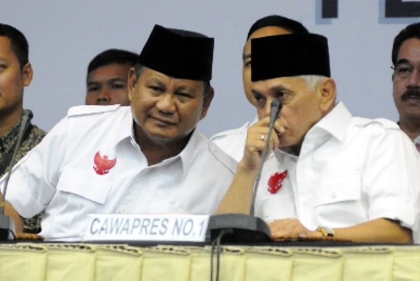 Prabowo Subianto (kiri)-Hatta Rajasa di KPU.