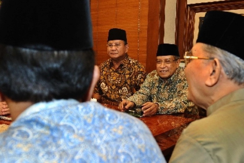 Prabowo Subianto (kiri), Ketua PBNU Said Aqil Siroj (kanan) berbicara saat melakukan pertemuan di kantor PBNU, Jakarta, Selasa (15/7).