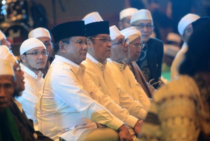 Prabowo Subianto (kiri) serta Ketua Umum NU (Nahdlatul Ulama) Said Aqil Siradj (kedua kiri) menghadiri Istigotsah untuk Indonesia di Jakarta Convention Center, Senayan, Jakarta, Ahad (6/7). 