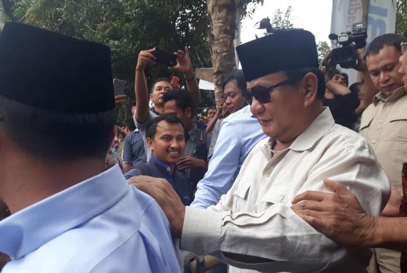 Prabowo Subianto kunjungi pos pengungsian di Desa Guntur Macan, Kecamatan Gunungsari, Lombok Barat, NTB, Rabu (5/9).