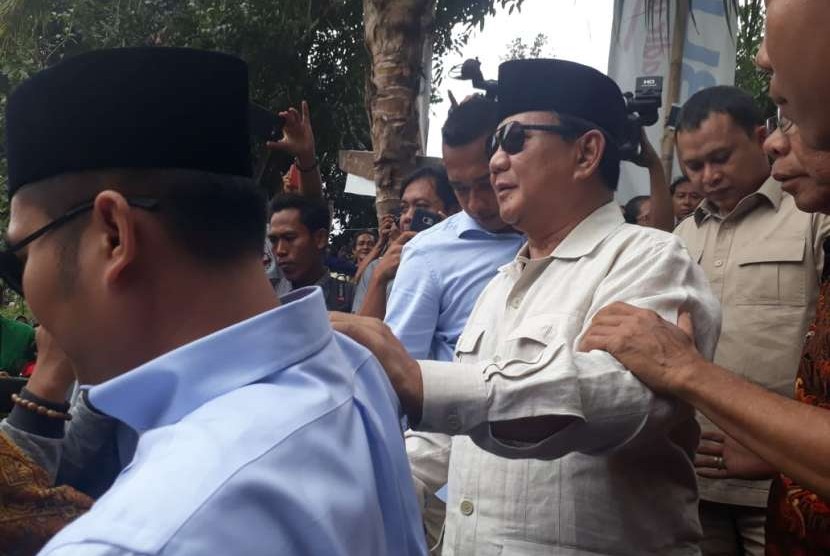 Prabowo Subianto kunjungi pos pengungsian di Desa Guntur Macan, Kecamatan Gunungsari, Lombok Barat, NTB, Rabu (5/9).