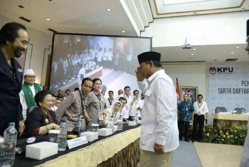 Prabowo Subianto memberi hormat kepada Megawati Soekarnoputri di gedung KPU, Ahad (1/6).