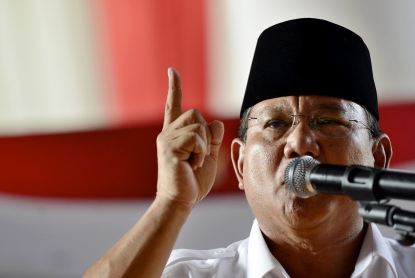 Prabowo Subianto memberikan pernyataan menyingkapi pengumuman hasil Pilpres 2014 di Rumah Polonia, Jakarta, Selasa (22/7). 