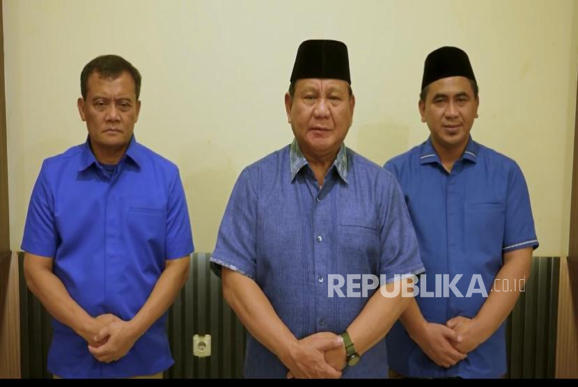 Prabowo Subianto memberikan rekomendasi dukungan untuk paslon nomor urut 2 Pilgub Jawa Tengah, Ahmad Luthfi (kanan) dan Gus Taj Yasin (kiri)