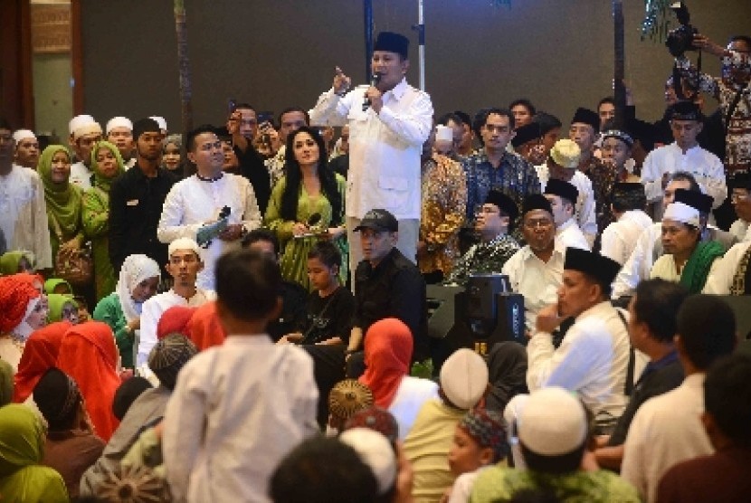  Prabowo Subianto memberikan tausiyahnya saat Istigotsah untuk Indonesia di Jakarta Convention Center, Senayan, Jakarta, Ahad (6/7). 