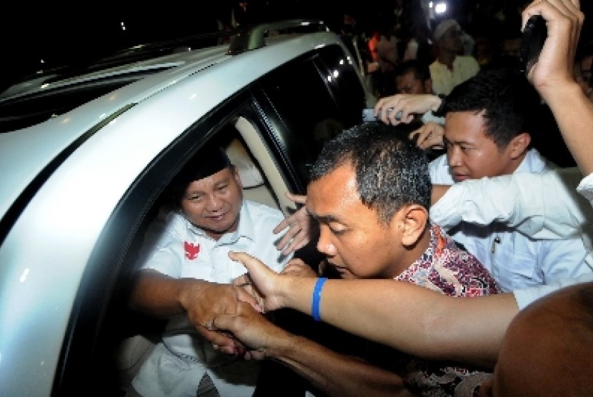  Prabowo Subianto mendapat sambutan dari pendukungnya usai menghadiri acara di Menara Bidakara, Jakarta, Rabu (9/7).