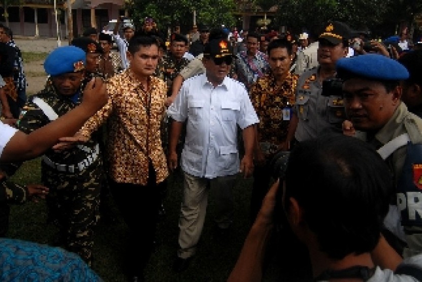Prabowo Subianto menghadiri apel 'Ansor Serba Guna (Banser) untuk Indonesia Bangkit' di Lapangan Puri, Mojokerto, Jawa Timur, Selasa (24/6). 