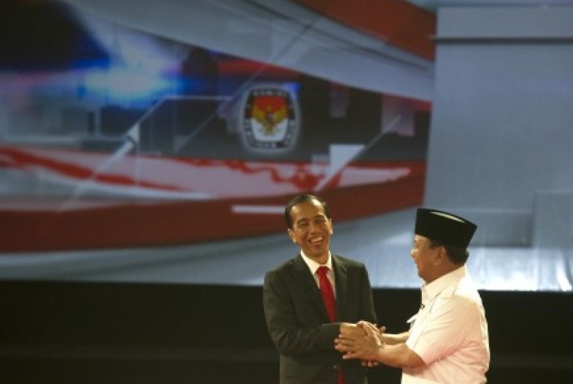 Prabowo Subianto menjabat tangan Joko Widodo (Jokowi)