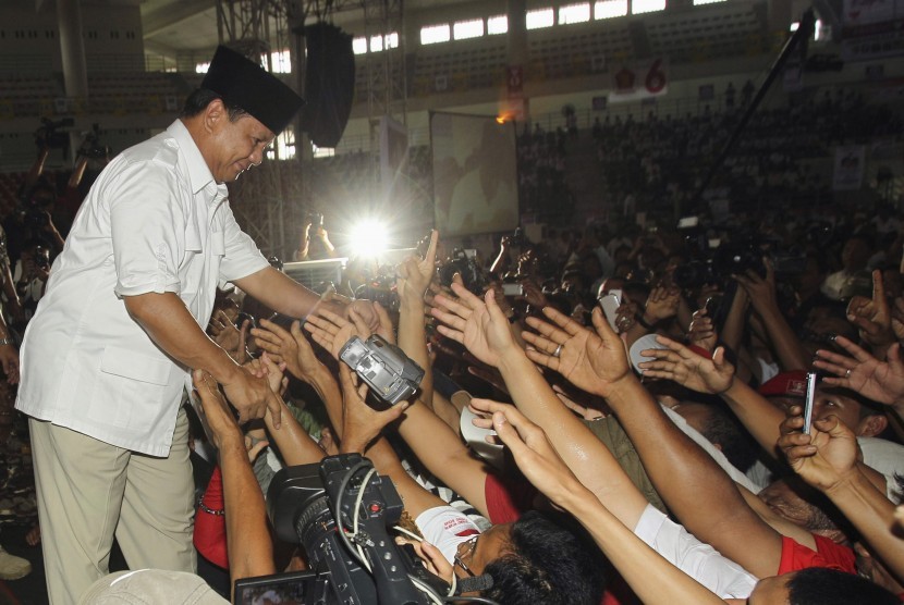 Prabowo Subianto menyalami pendukungnya di Medan, Sumatra Utara