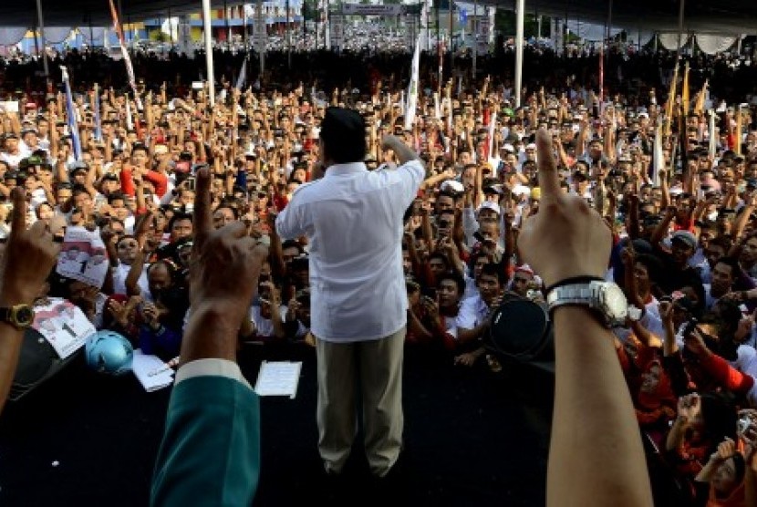 Prabowo Subianto menyampaikan orasi saat kampanye akbar di GOR Satria, Purwokerto, Jateng, Rabu (2/7).