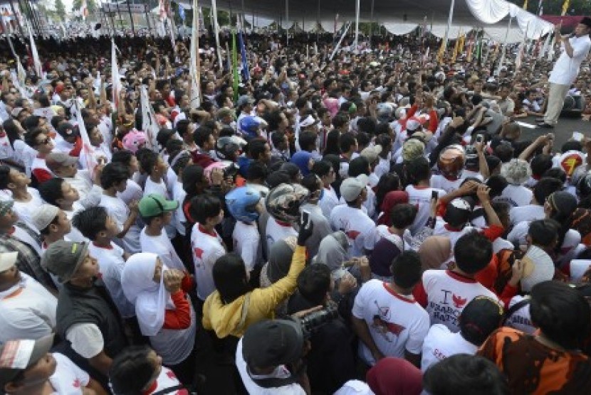 Prabowo Subianto menyampaikan orasi saat kampanye akbar di GOR Satria, Purwokerto, Jateng, Rabu (2/7).