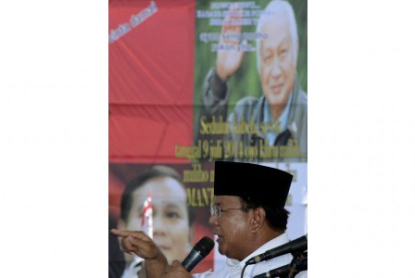 Prabowo Subianto menyampaikan orasi saat kampanye akbar di lapangan Made Gondol, Grogol, Sukoharjo, Jateng, Kamis (26/4). 