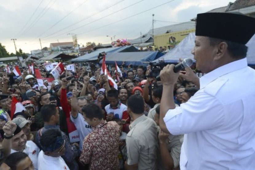 Prabowo Subianto menyampaikan orasi saat mengunjungi pasar Ciparay, Bandung, Jabar, Kamis (3/7). 