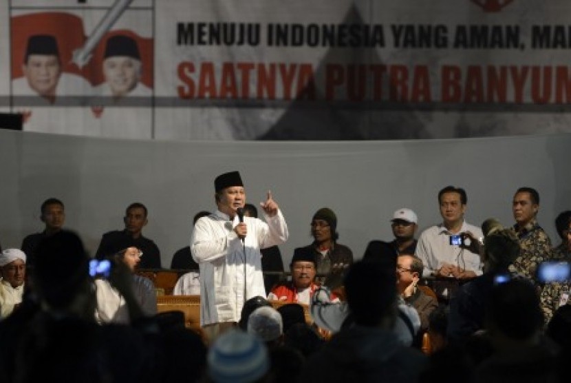  Prabowo Subianto menyampaikan sambutan saat sahur bersama di GOR Satria, Purwokerto, Jateng, Rabu (2/7). 