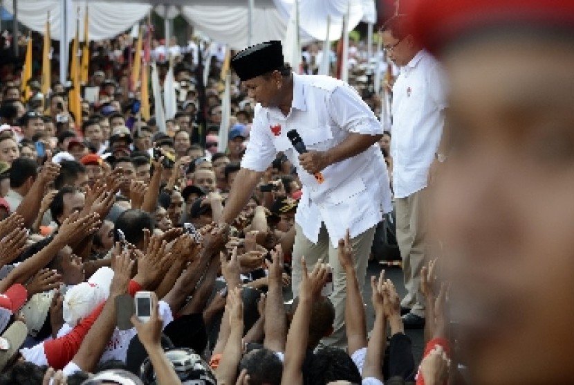 Prabowo Subianto menyapa pendukungnya saat kampanye akbar di GOR Satria, Purwokerto, Jateng, Rabu (2/7).