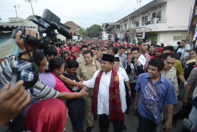  Prabowo Subianto menyapa warga saat mengunjungi kontrakan seribu pintu di kawasan industri Jababeka, Cikarang, Bekasi, Jabar, Senin (7/7). 