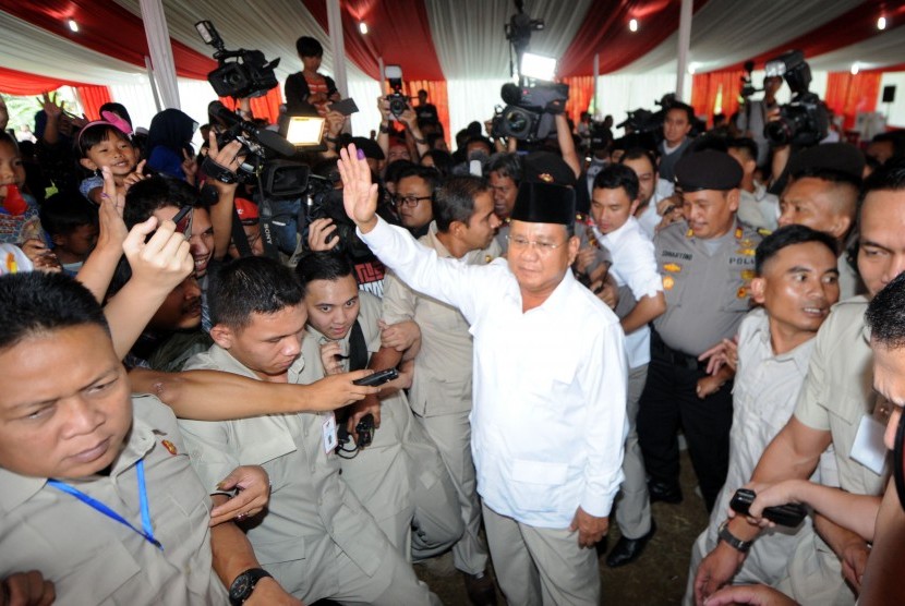 Prabowo Subianto menyapa warga usai menggunakan hak suaranya di tempat pemungutan suara (TPS) 02, Desa Bojong Koneng, Hambalang, Bogor, Jawa Barat, Rabu (9/7).