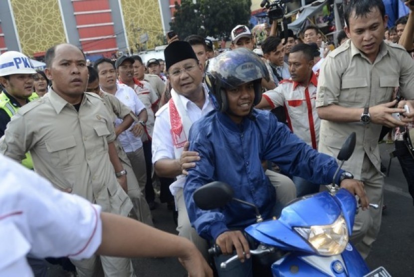Prabowo Subianto naik ojek usai berkampanye di Pasar Tanah Abang, Jumat (20/6).