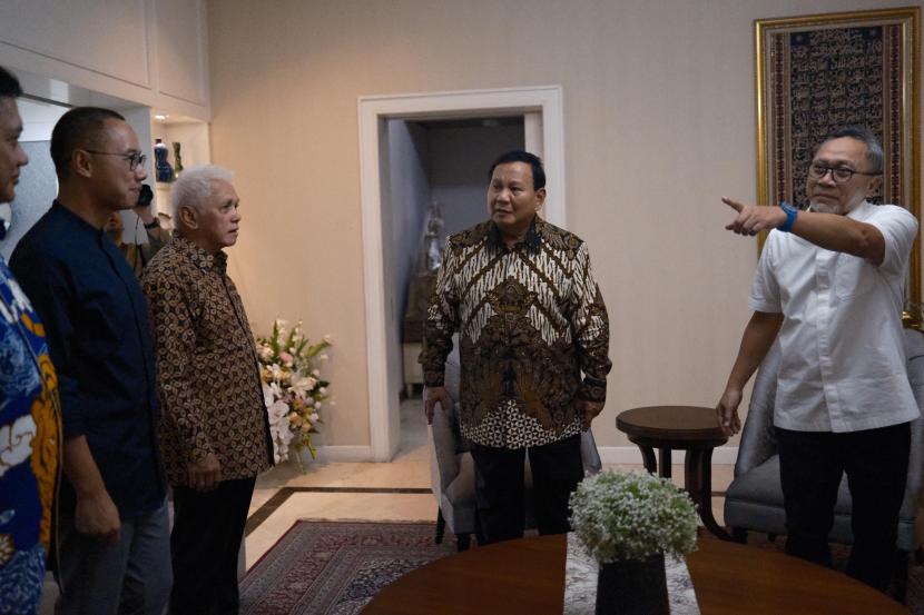 Prabowo Subianto saat menyambangi kediaman Menteri Perdagangan, Zulkifli Hasan, Kamis (11/4/2024).