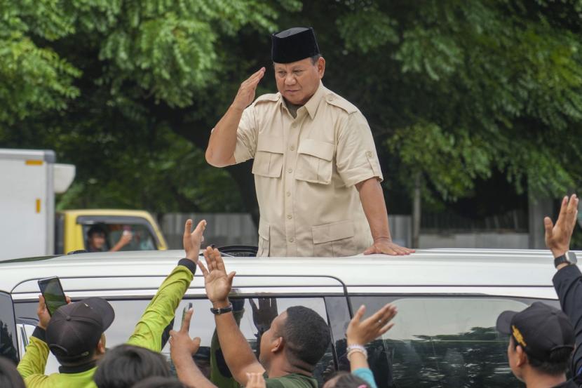 Prabowo Subianto saat menyapa warga.