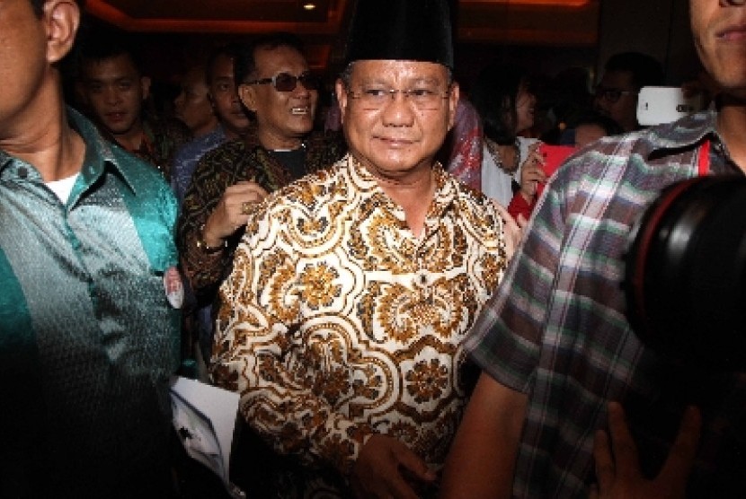 Prabowo Subianto (tengah)