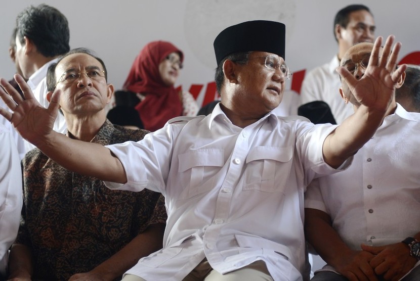 Prabowo Subianto (tengah) berbincang dengan Ketum Golkar Aburizal Bakrie (kanan) dan Mantan Ketum PPP Suryadharma Ali (kiri) sebelum memberikan pernyataan menyingkapi pengumuman hasil Pilpres 2014 di Rumah Polonia, Jakarta, Selasa (22/7). 