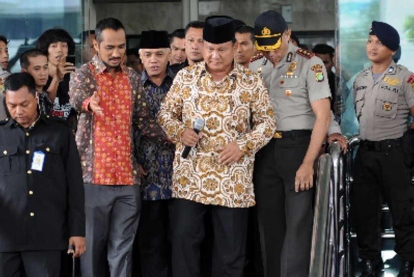 Prabowo Subianto (tengah) dan calon wakil presiden Hatta Rajasa.
