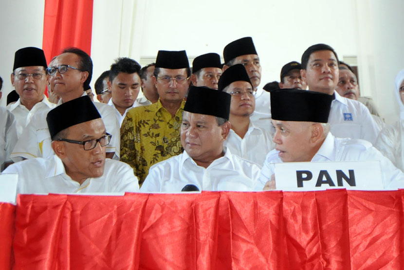 Prabowo Subianto (tengah) dan Hatta Rajasa (kanan) berbincang dengan Aburizal Bakrie (kiri) sebelum melengkapi syarat administrasi pendaftaran capres dan cawapres di Posko Pemenangan Prabowo-Hatta, Rumah Polonia, Jakarta, Selasa (20/5). 
