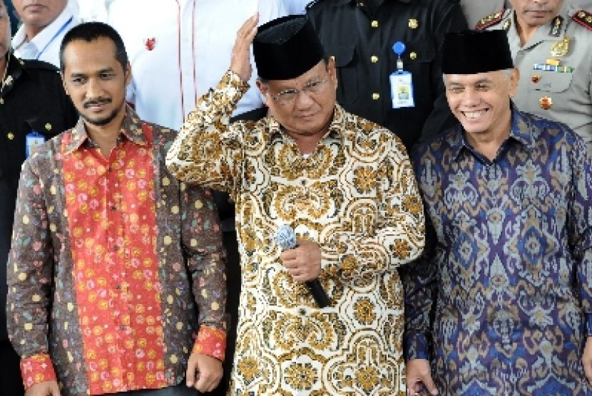 Prabowo Subianto (tengah) dan Hatta Rajasa (kanan) didampingi Abraham Samad