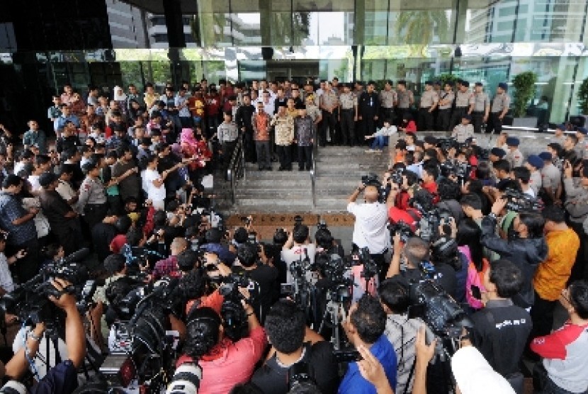 Prabowo Subianto (tengah) dan Hatta Rajasa (kanan) didampingi Ketua Komisi Pemberantasan Korupsi (KPK) Abraham Samad bersiap memberikan keterangan pers di gedung KPK, Kuningan, Jakarta, Rabu (25/6). 