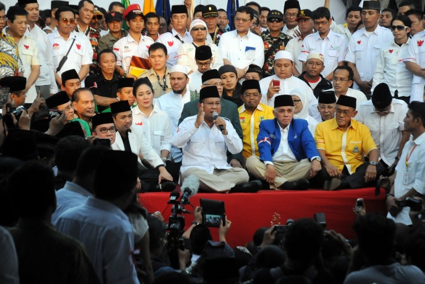 Prabowo Subianto (tengah) didampingi calon wakil presiden pasangannya, Hatta Rajasa (kedua kanan) dan petinggi tujuh partai memberikan keterangan pers usai penandatanganan nota kesepakatan Koalisi Permanen Merah Putih di Pelataran Tugu Proklamasi, Jakarta,