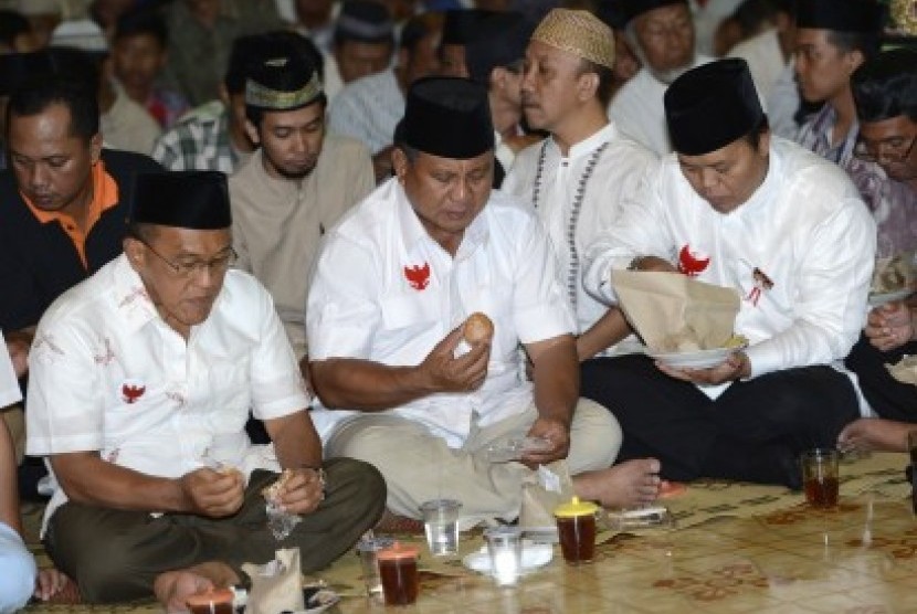 Prabowo Subianto (tengah) didampingi Hidayat Nur Wahid (kanan) berbuka puasa di Masjid Gedhe, Yogyakarta, Selasa (1/7).