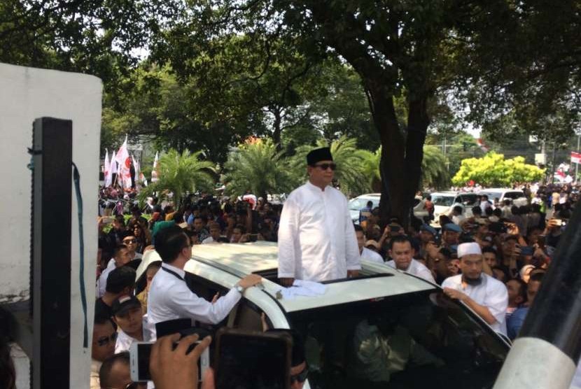 Prabowo Subianto tiba di kantor KPU, Menteng, Jakarta Pusat, Jumat (10/8). Ia berdiri di dalam mobil Lexus LX 570 menyambut kerumunan massa yang telah berkumpul di sekitar kantor KPU.