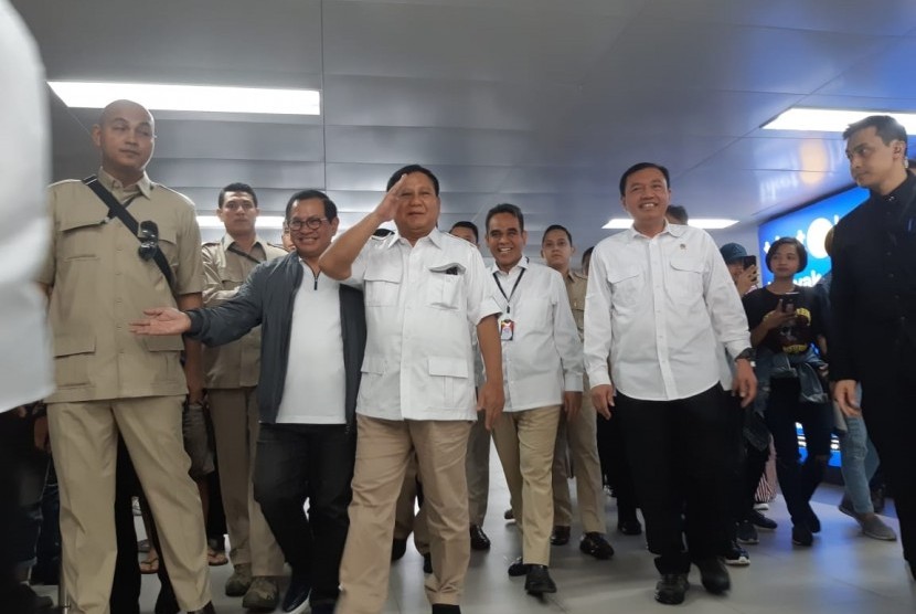 Prabowo Subianto tiba di Stasiun MRT Lebak Bulus, Jakarta, Sabtu (13/7).