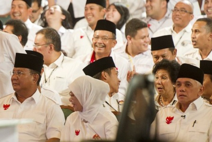 Prabowo Subiyanto (kedua kiri) mendampingi Hatta Rajasa (kanan) pada debat cawapres 2014 di Jakarta, Ahad (29/6). 