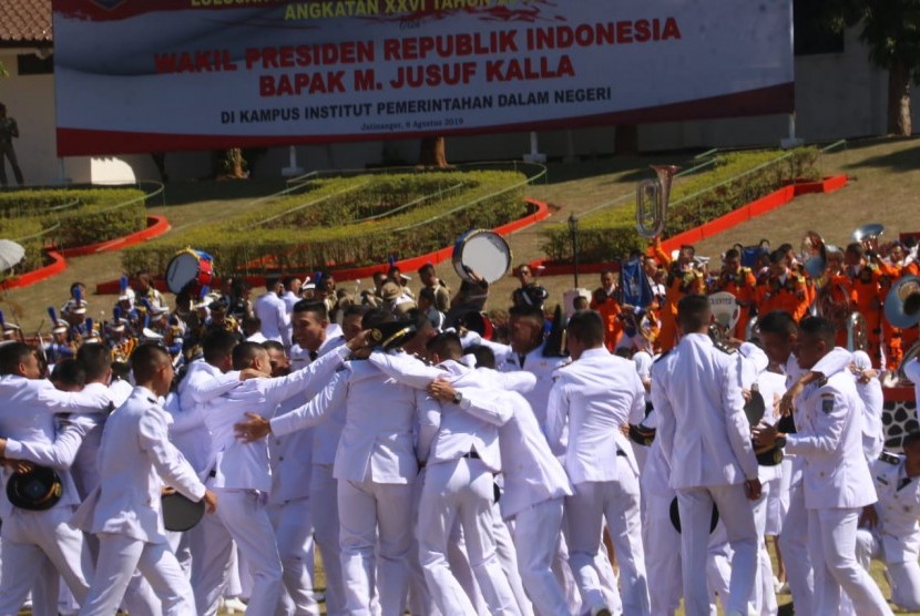 Praja IPDN merayakan kelulusannya di kampus Jatinangor